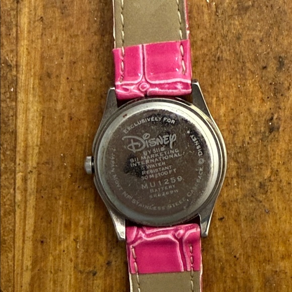 Vintage Winnie The Pooh Disney Watch - Picture 8 of 10